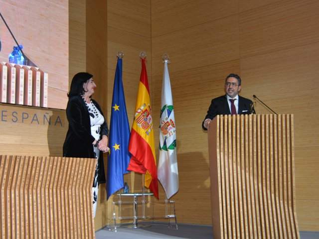 01Higinio Salgado agradeciendo el premio
